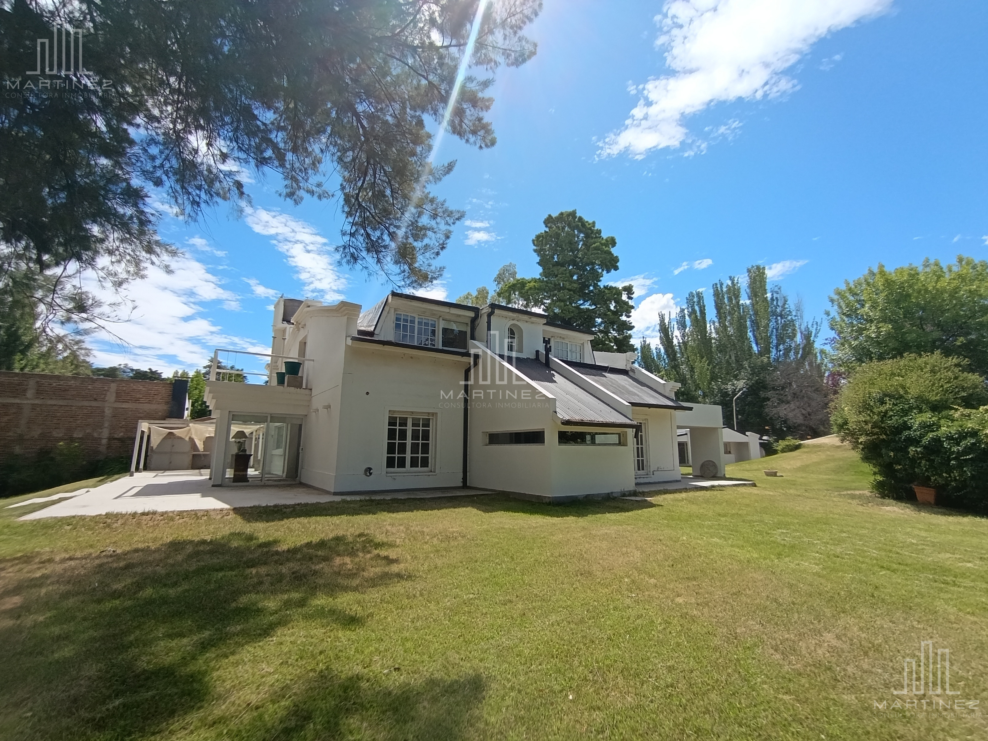 VENTA DE CASA GERENCIAL 3 DORMITORIOS + DEPARTAMENTO 1 DORMITORIO + QUINCHO + GARAGE - Foto 2