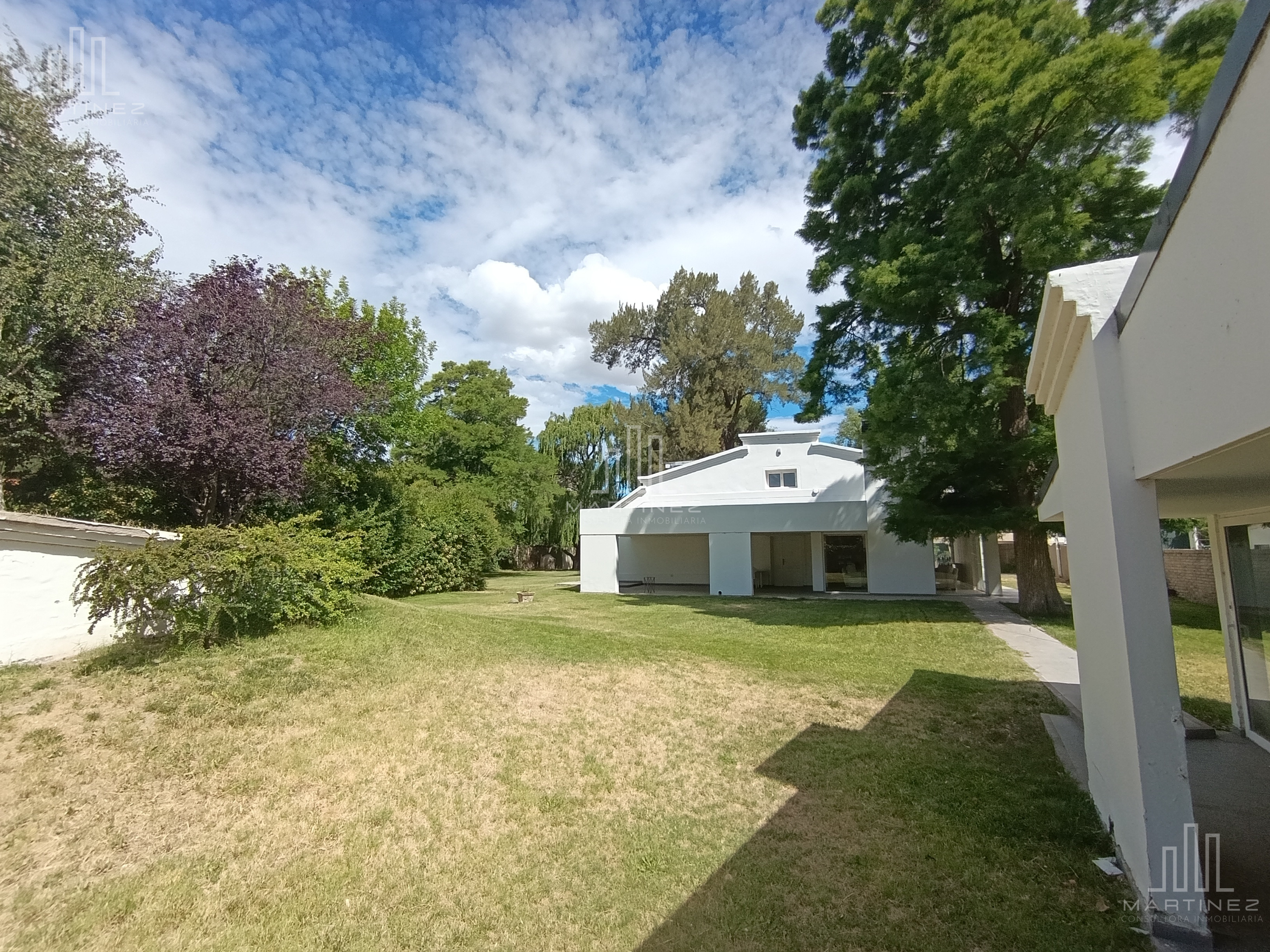 VENTA DE CASA GERENCIAL 3 DORMITORIOS + DEPARTAMENTO 1 DORMITORIO + QUINCHO + GARAGE - Foto 3