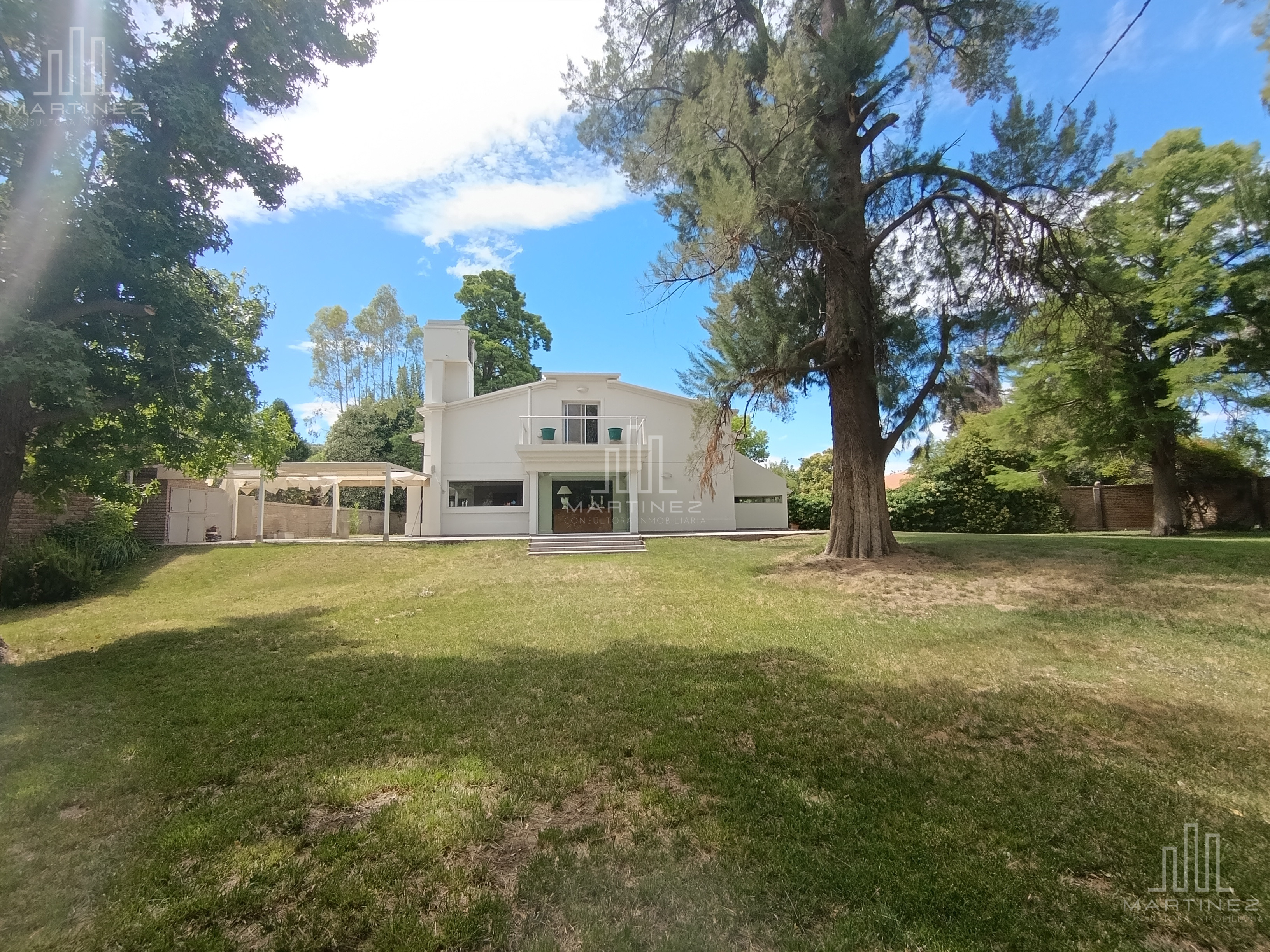 VENTA DE CASA GERENCIAL 3 DORMITORIOS + DEPARTAMENTO 1 DORMITORIO + QUINCHO + GARAGE