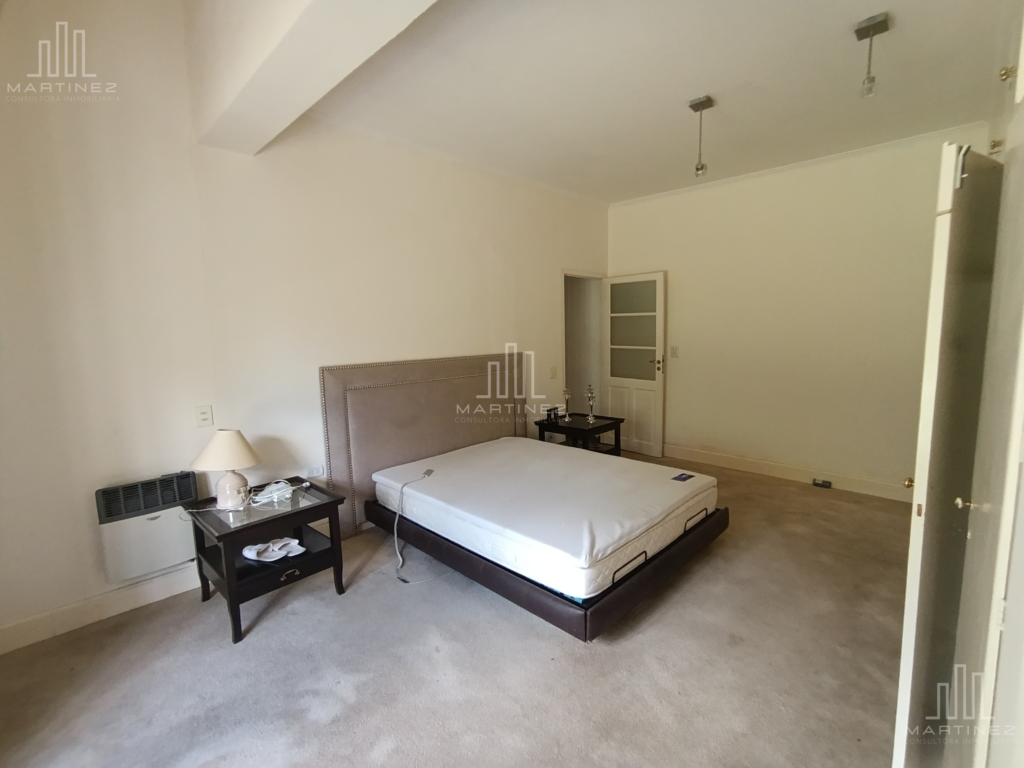 VENTA DE CASA GERENCIAL 3 DORMITORIOS + DEPARTAMENTO 1 DORMITORIO + QUINCHO + GARAGE - Foto 9