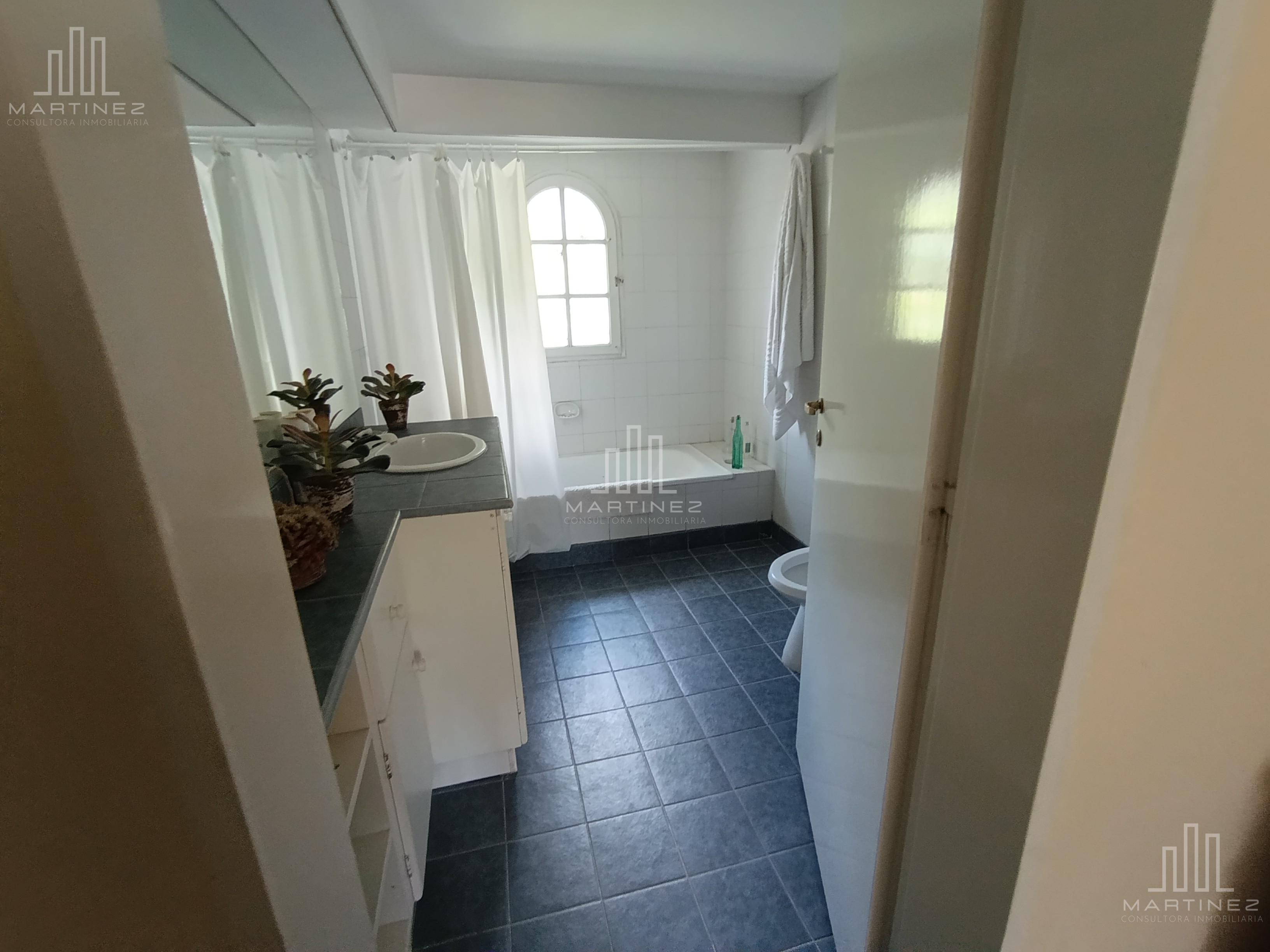 VENTA DE CASA GERENCIAL 3 DORMITORIOS + DEPARTAMENTO 1 DORMITORIO + QUINCHO + GARAGE - Foto 22